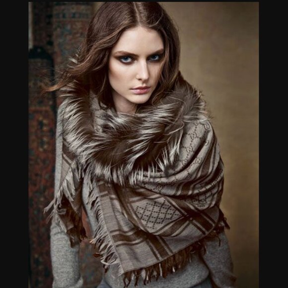 Gucci GG Grey and Brown Pattern Wool and Silk Scarf Shawl Wrap with Fox Fur Trim - Picture 2 of 10